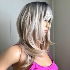 NWT 18” bangs mix of ash blondes layer ombré wig honey tipped blonde dimension